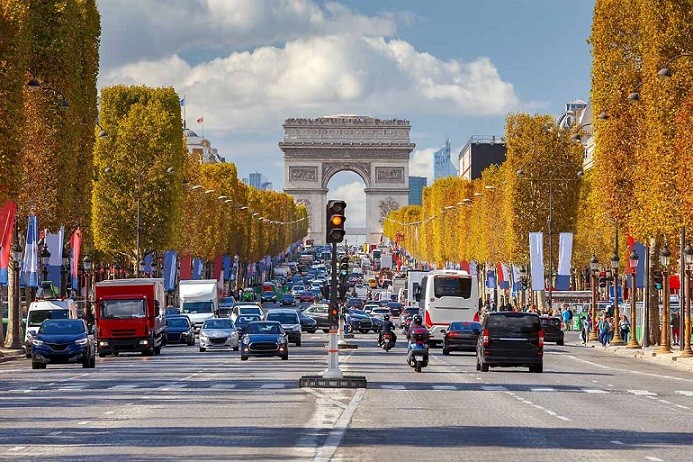 خیابان شانزه لیزه در شهر پاریس